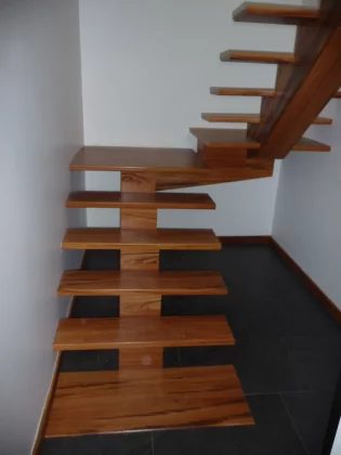 <h3>Réalisation d'un escalier bois sur limon central </h3>
Réalisation d'un escalier en bois 2 quarts tournants avec limon central en essence de Muiracataria. <br />
 