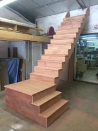 <h3>Réalisation d'un escalier en bois massif dans notre atelier </h3>
Escalier en bois massif (marches et contre marches) 1 quart tournant en cours de réalisation dans notre atelier pour un bar situé à Bordeaux - Les Capucins (33). 