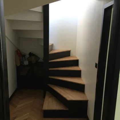 <h3>Escalier hélicoïdale sur mesure</h3>
Pour accéder à l'étage, l'espace réduit ne permet que la réalisation d'un escalier hélicoïdale.<br />
Fût centrale carré, marche en chêne et contre marche laquée.