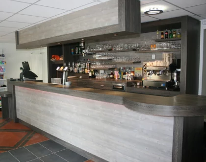 <h3>Comptoir stratifié</h3>
<p>Réalisation d’un projet de comptoir et arrière d’un bar style contemporain finition stratifiée</p>
<h3> </h3>