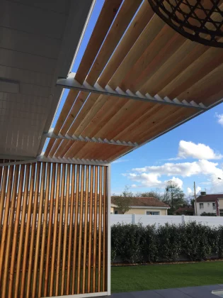 Pergola lames ajoures douglas profil aluminium