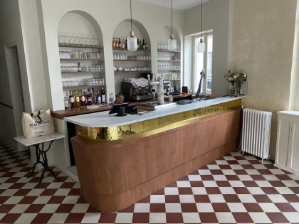 Remise en �tat d�un ancien comptoir de bar